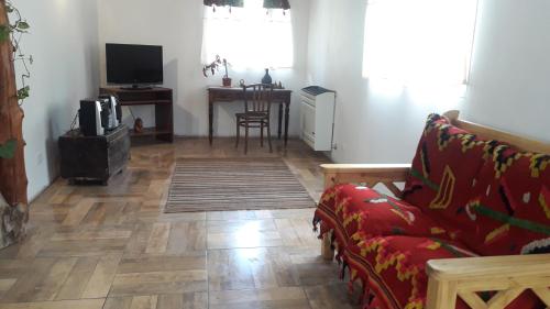 a living room with a couch and a table at El Jarillal Chalet de Montaña a pasos del lago in Lago Puelo