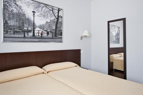 Llit o llits en una habitació de Hostal T4