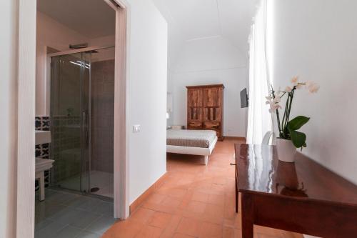 un bagno con cabina doccia e una camera da letto di Villa Amì a Scala