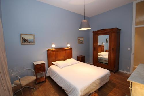 une chambre avec un lit et un grand miroir dans l'établissement REIMS-ESCAPADE Gallery, à Reims