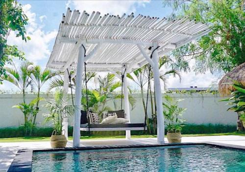 White Palm Hotel Uluwatu Baliの敷地内または近くにあるプール