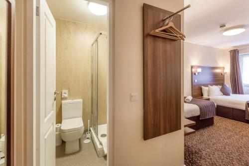 Kylpyhuone majoituspaikassa Prince Regent Hotel Excel London
