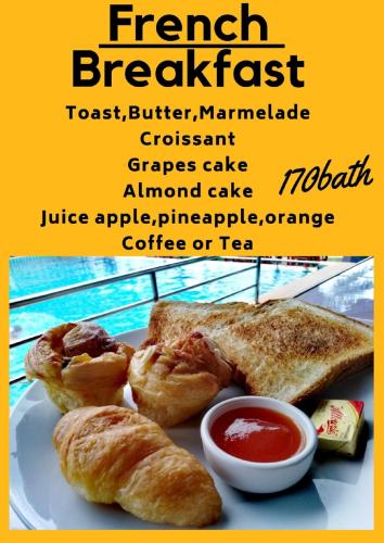 een bord Frans ontbijt met gebak en saus bij Sun Beach Bungalows resort in Haad Rin