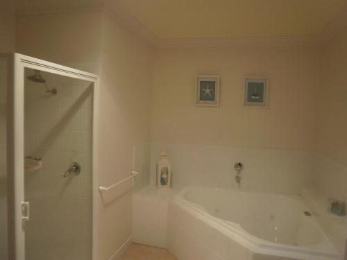 Koupelna v ubytování Cowes Beachfront Retreat