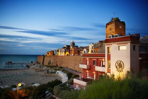 vista su una spiaggia con un edificio e sull'oceano di Art Hotel Santa Lucia a Termoli