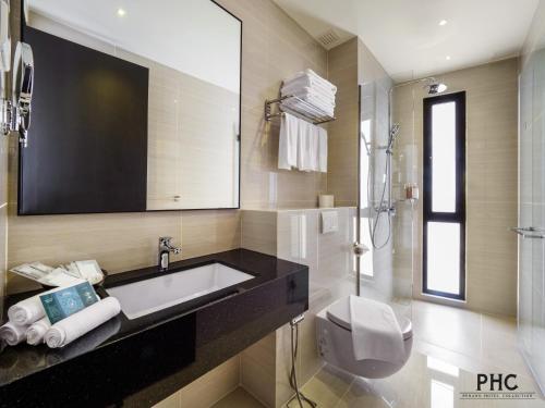 Bathroom sa Hutton Central Hotel By PHC