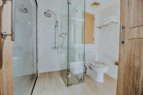 奧南海灘的住宿－Days Inn by Wyndham Aonang Krabi，一间带玻璃淋浴和卫生间的浴室