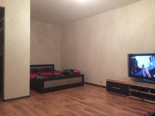 Habitación con cama y TV de pantalla plana. en Sitas iela en Riga
