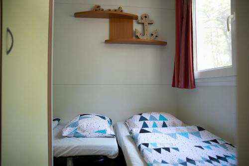 En eller flere senge i et værelse på Mobilhome Baška Voda | Kemp Baško Polje