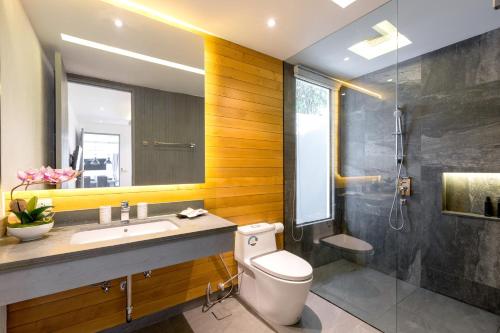 Bilik mandi di Karon Beach Pool Villa - Sha Extra Plus