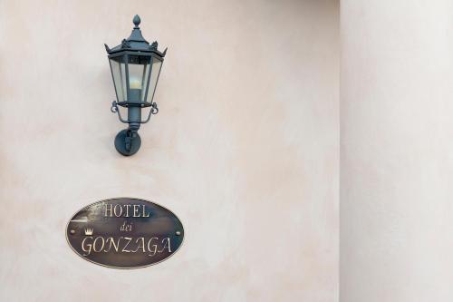 Hotel dei Gonzagaに飾ってある許可証、賞状、看板またはその他の書類