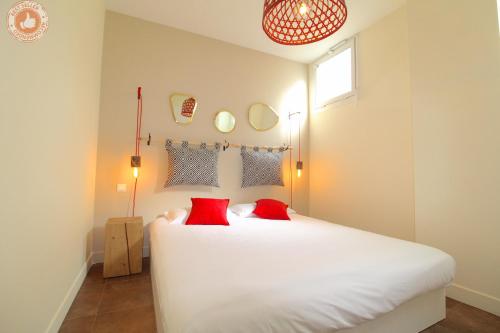 カンヌにあるALC - JJ482 - 9 min Palais and Beachesのベッドルーム(白いベッド、赤い枕付)