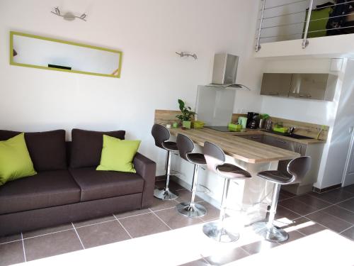 un salon avec un canapé et une table dans l'établissement La Provence Verte, à Solliès-Pont