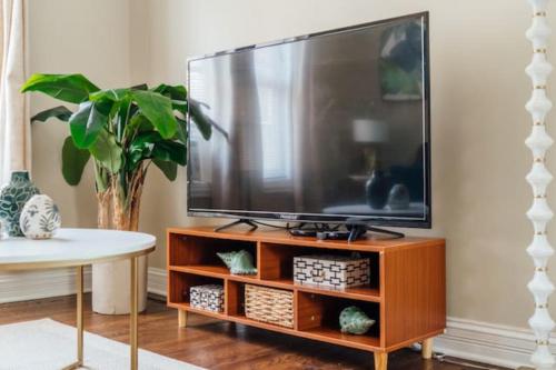 Spacious 2BR Apt Close to Airport & Parking