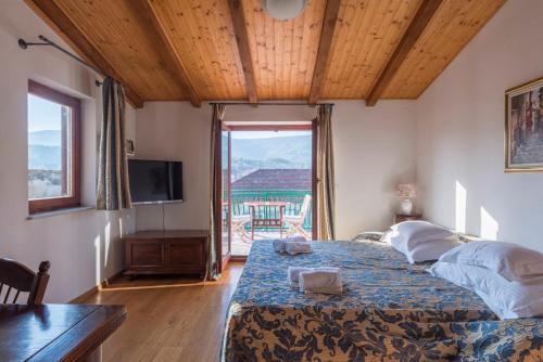 ein Schlafzimmer mit einem Bett und einem großen Fenster in der Unterkunft Apartments Napoleon in Jelsa