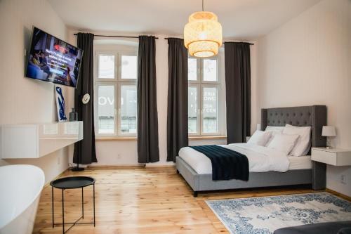 1 dormitorio con 1 cama y 2 ventanas en W1 Katowice en Katowice