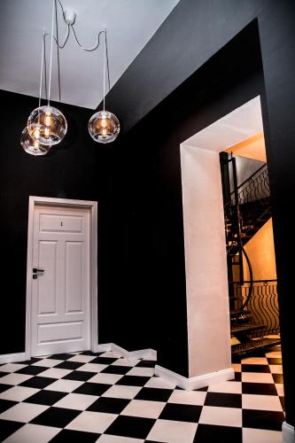 a black room with a door and a checkered floor at W1 Katowice in Katowice