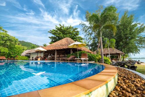 einen Pool in einem Resort mit einer Bar in der Unterkunft Thiwson Beach Resort - SHA Extra Plus in Ko Yao Yai