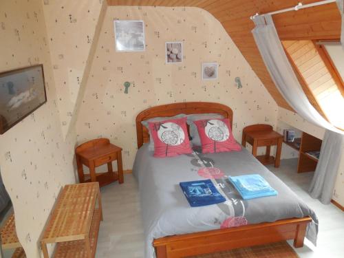 ein Schlafzimmer mit einem Bett mit einer Felswand in der Unterkunft Chambre d'hôtes proche de Brest et Landerneau in Dirinon