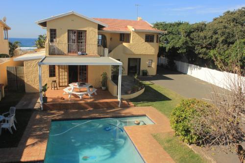 A view of the pool at Glenashley Beach Accommodation - B&B and Backpackers or nearby