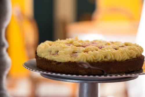 a cake sitting on top of a metal stand at Centro Vacanze Poker in Casalbordino