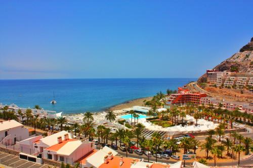 a view of a resort with a beach and the ocean at Cura Sol in Playa del Cura