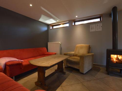 ウェームにあるGorgeous Holiday Home in Ovifat with Saunaのリビングルーム(ソファ、椅子、暖炉付)