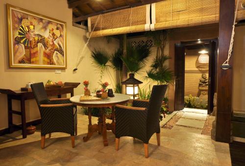 a dining room with a table and chairs at Puri Mas Boutique Resort & Spa in Senggigi