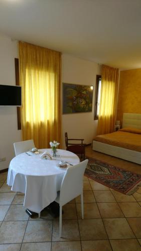 ヴィチェンツァにあるAlloggi Diamanteのテーブル、椅子、ベッドが備わる客室です。