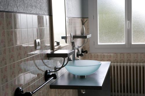 La salle de bains est pourvue d'un lavabo sur un comptoir. dans l'établissement Villa Dumont D'urville, à La Turballe