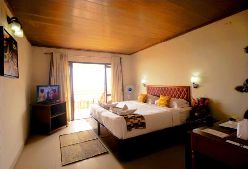 Tempat tidur dalam kamar di Deshadan Mountain Resort -The highest resort in Munnar