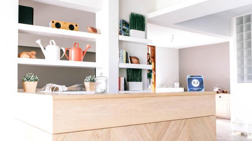 una cocina con estanterías blancas y una encimera en Apartments Balaska, en Xiropigado