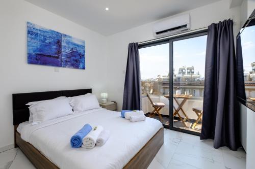 En eller flere senger på et rom på Lazuli Seaview Apartments 2Bdr