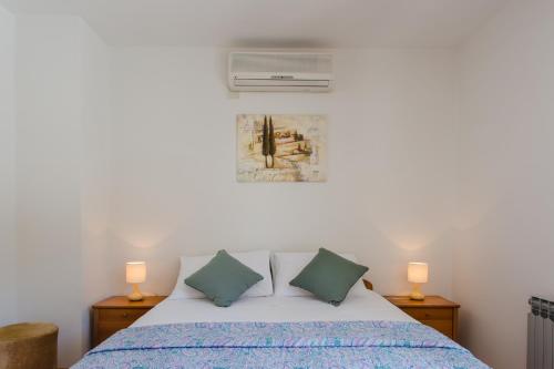 - une chambre avec un lit et deux oreillers dans l'établissement Villa Ana Maria, à Zaton