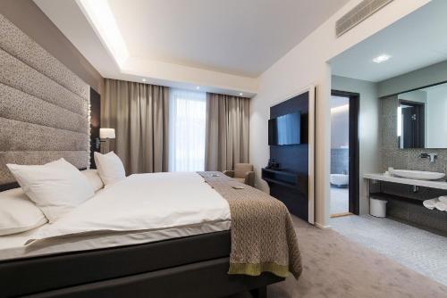 Postel nebo postele na pokoji v ubytování Lydia Hotel
