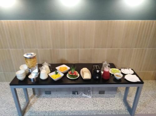 una bandeja de comida en una mesa en una habitación en Living Hotel, en Medellín