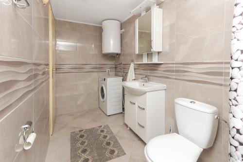 une salle de bains avec toilettes et lavabo dans l'établissement Apartments Bella di Boka, à Tivat
