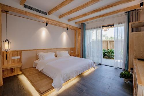 Tempat tidur dalam kamar di Su Xin Resort Inn