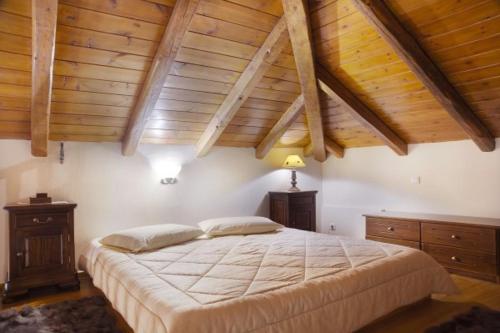 Una cama o camas en una habitación de Odos Oneiron