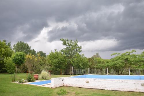 una piscina en un patio con una valla en Estancia Santa Leocadia en Bialet Massé