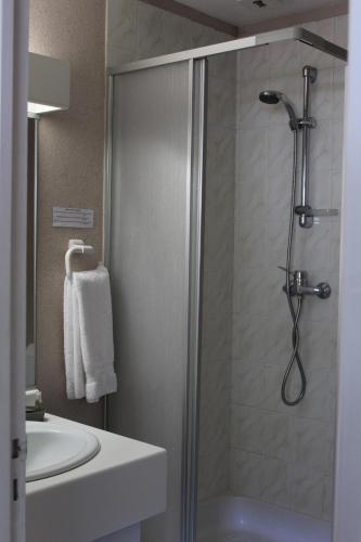 a bathroom with a shower and a sink at Résidence Wilson in Le Mont-Dore