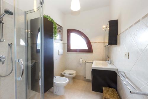 a bathroom with a toilet and a sink and a shower at Bilocale Giulia in Casa Alzi