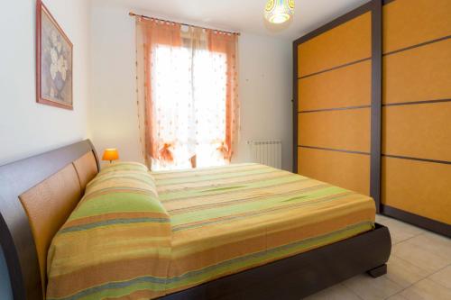 a bedroom with a bed and a window at Bilocale Giulia in Casa Alzi