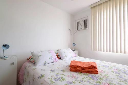 1 dormitorio con 1 cama con 2 toallas en Barra Family Resort - 3 Quartos, en Río de Janeiro
