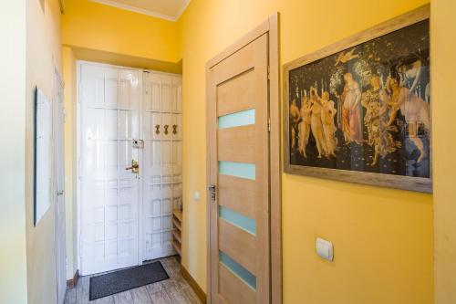 リヴィウにあるRomari Ставропігійськаの黄色の壁のバスルーム(ドア付)