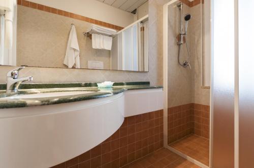 Kylpyhuone majoituspaikassa Hotel Donatella Pinarella
