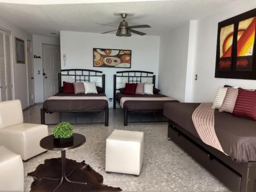 Una cama o camas en una habitación de SUITE SELECT TORRES GEMELAS