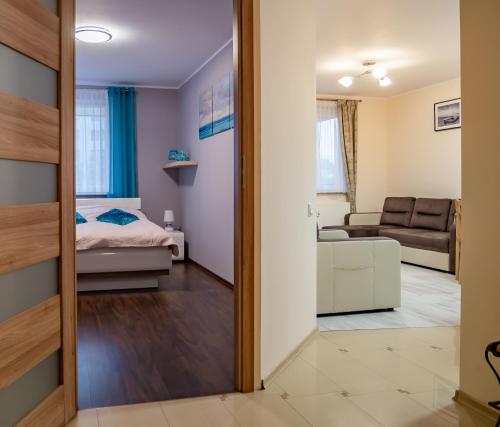 グダニスクにあるDream Bay Apartmentのベッド1台とリビングルームが備わる客室です。