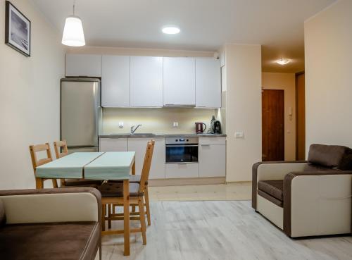 グダニスクにあるDream Bay Apartmentのキッチン、リビングルーム(テーブル、ソファ付)