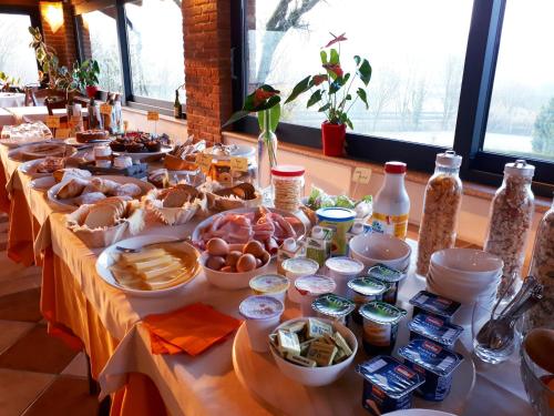 Una mesa con un buffet de comida encima en Locanda Dell'Arzente, en San Salvatore Monferrato